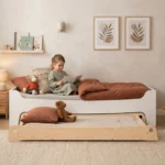 Lit enfant TILA 10 en blanc avec tiroir extractible – petite fille lisant un livre dans une chambre d'enfant cosy