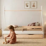 Chambre enfant avec un lit tipi TIPI D avec tiroir en bois naturel et blanc - petite fille jouant avec des blocs en bois à côté de son lit cabane