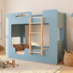 Lit superposé Smartwood MIMI B en bois bleu avec échelle sécurisée dans une chambre d'enfant lumineuse de style scandinave - petit garçon jouant avec des cubes en bois à côté du lit, solution pratique et sûre pour les fratries et les petites chambres.