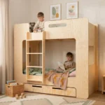 Lit superposé Smartwood MIMI D en bois dans une chambre lumineuse partagée — deux garçons jouent et lisent un livre dans le lit.