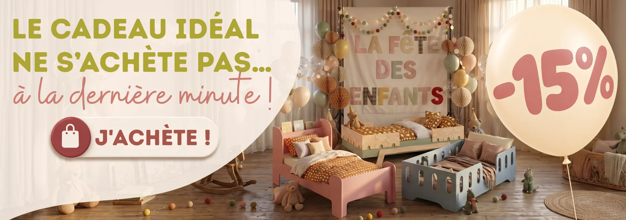 Lits d’enfant colorés dans une chambre décorée pour la Journée des enfants avec une promotion de -15 %