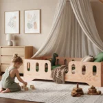 Lit enfant Smartwood TILA 2 en bois naturel avec barrières - petite fille jouant avec des cubes en bois à côté du lit avec baldaquin.