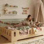 Lit TILA 2 et étagère suspendue LULI dans une chambre aux tons pastel - bois naturel et couleurs douces pour un cocon de lecture et de sommeil. smartwoodkids.fr