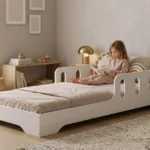 Lit enfant TILA 6 blanc et bas style Montessori, fillette lisant un livre dans une chambre claire et chaleureuse.