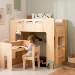 Lit mezzanine Smartwood MIMI A avec bureau BRK et chaise KR en bois naturel - petite fille qui dessine au bureau sous le lit.