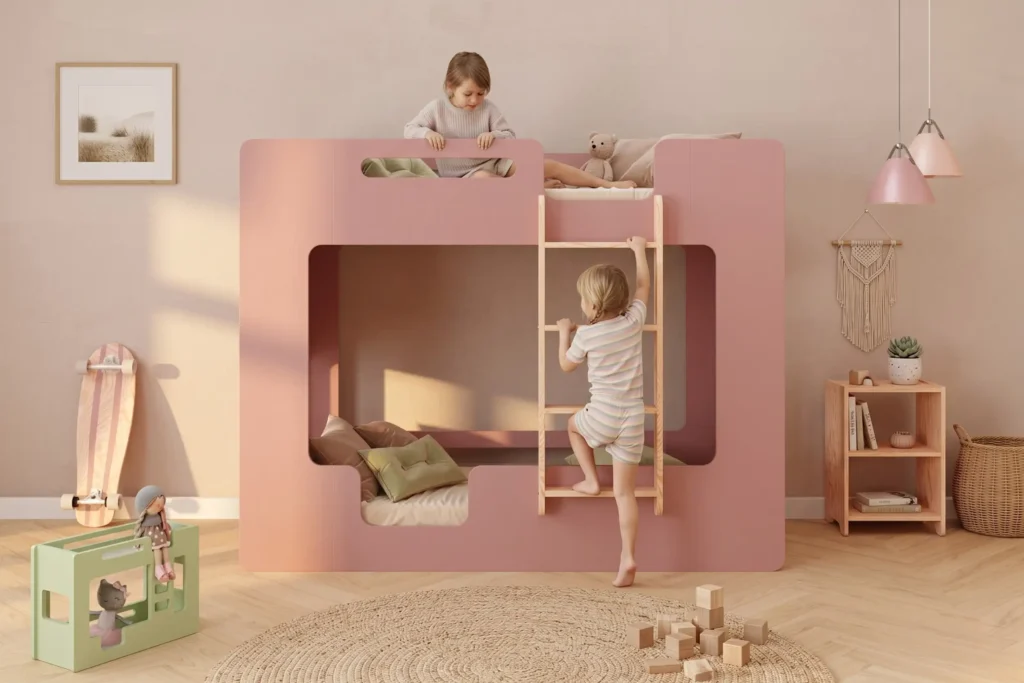 Lit superposé Smartwood MIMI B en bois rose dans une chambre pour deux filles - deux fillettes qui jouent près du lit.