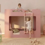 Lit superposé Smartwood MIMI B en bois rose dans une chambre pour deux filles - deux fillettes qui jouent près du lit.