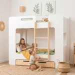 Le lit superposé MIMI D offre une solution sûre et chaleureuse pour frères et sœurs - espaces individuels pour dormir, jouer et rêver. smartwoodkids.fr
