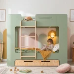 Lit superposé MIMI D vert avec tiroir, fillette lisant un livre dans le coin cosy du bas dans une petite chambre d'enfant.
