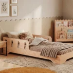 Lit enfant TILA 6 bas en bois naturel, enfant endormi dans une chambre claire et chaleureuse.