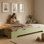 Lit enfant TILA 8 bas en bois vert sauge, adolescente lisant un livre dans une chambre claire et chaleureuse.