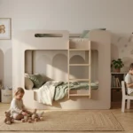 Lit superposé MIMI B avec échelle et couchage en niche, deux enfants jouent et lisent dans la chambre.