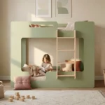 Lit superposé MIMI B vert sauge avec échelle et coin lecture, une fillette lit un livre dans le lit.