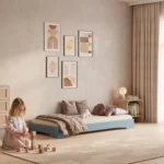 Lit enfant TILA 7 bleu, conception basse au sol, une fillette joue avec des cubes près du lit.
