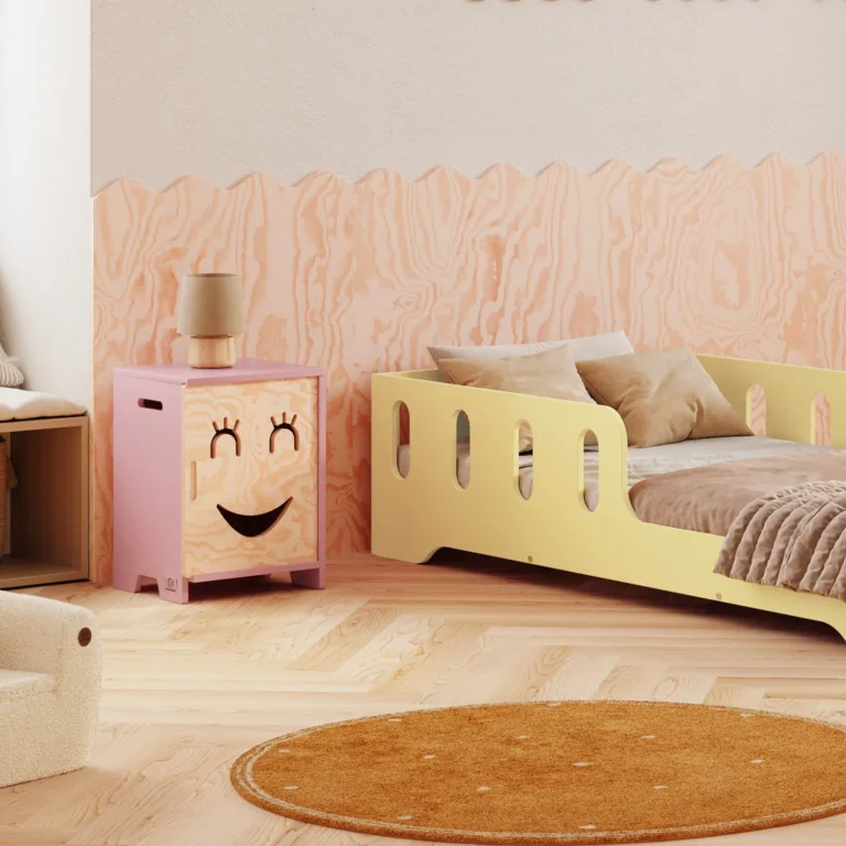 Chevet rose KAPI placé à côté du lit enfant TILA 6 couleur beurre.