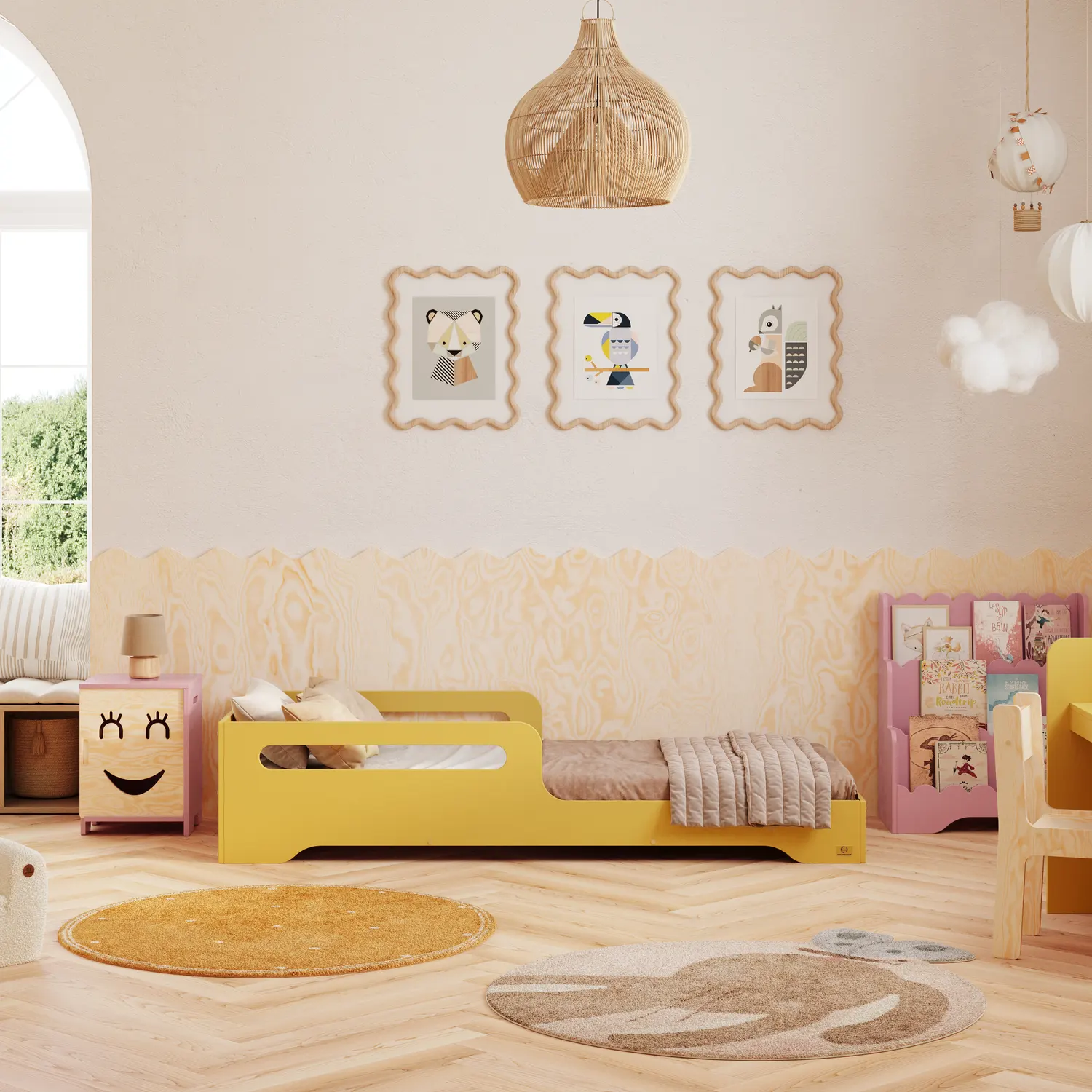 Lit enfant Montessori Tila 3 jaune moutarde avec barrière basse à ouverture horizontale et linge de lit beige