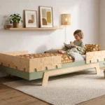 Lit enfant PUZZLE BR2 vert avec barrières au motif puzzle, petit garçon lisant un livre sur le lit dans une chambre lumineuse.