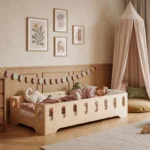 Lit enfant TILA 2 en bois naturel avec barrière tout autour et entrée latérale, petite fille endormie sous une couverture rose.