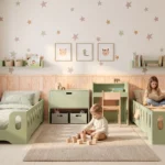 Deux lits enfant TILA 2 verts avec barrières dans une chambre partagée, un garçon joue aux cubes et une fille lit sur son lit.