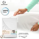 Drap-housse blanc Smartwood en jersey 100 % coton, présenté sur un matelas avec une main touchant le tissu.