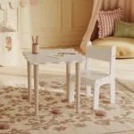 Ensemble enfant SET NALU TAB dans une chambre d’enfant lumineuse, en coloris Blanc.