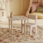 Ensemble enfant SET NALU TAB dans une chambre d’enfant élégante, en coloris Cashmere.