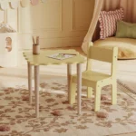 Ensemble enfant SET NALU TAB dans une chambre d’enfant lumineuse, en coloris Jaune Beurre.