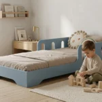 Lit enfant TILA 6 coloris bleu avec barrières ajourées et entrée basse, petit garçon qui joue aux cubes sur le tapis.