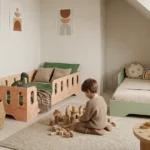 Chambre partagée avec le lit TILA 2 en contreplaqué naturel et le lit TILA 6 vert sous les combles, garçon qui construit une ville en cubes.
