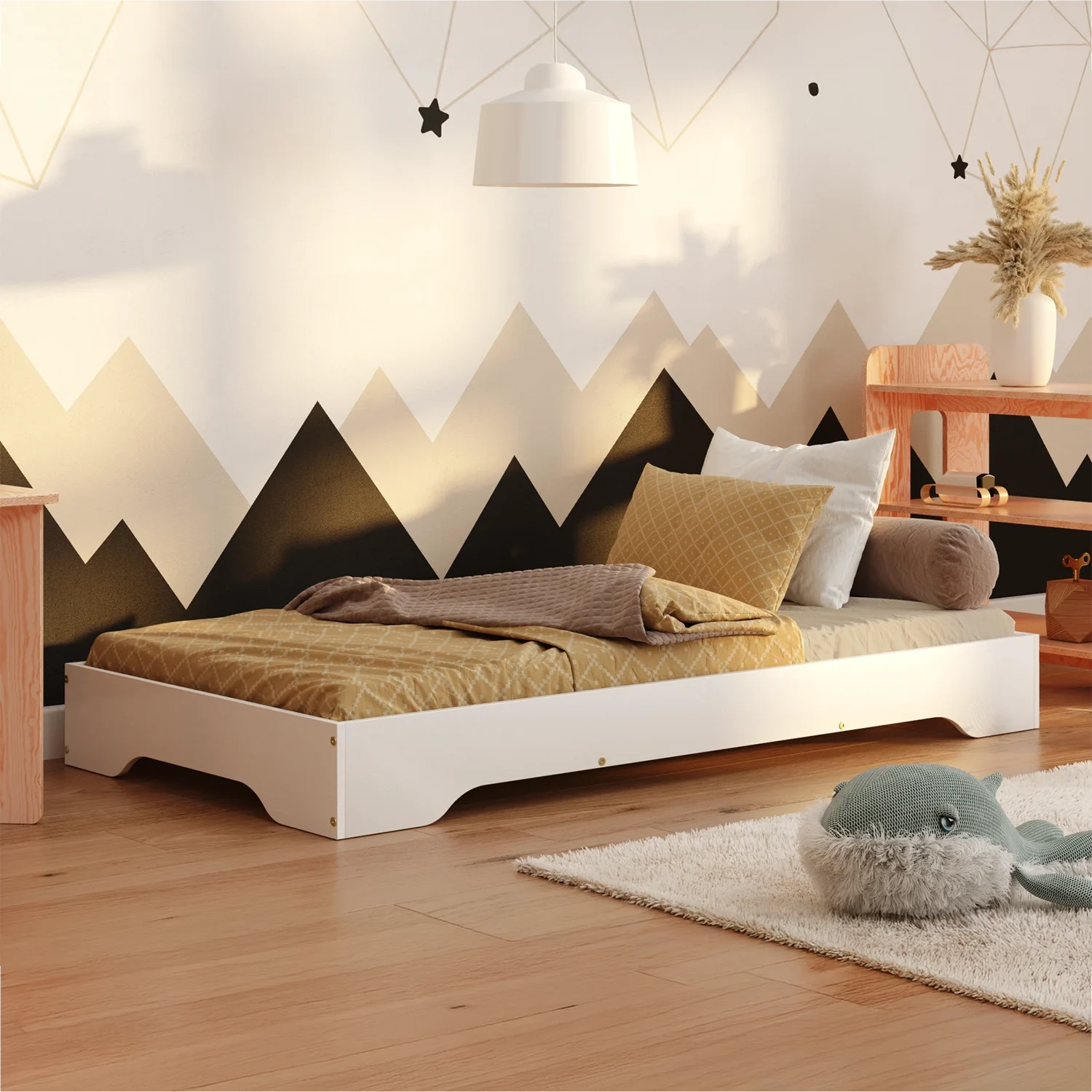 Lit enfant Montessori Tila 7 blanc avec matelas et linge de lit devant un décor montagne