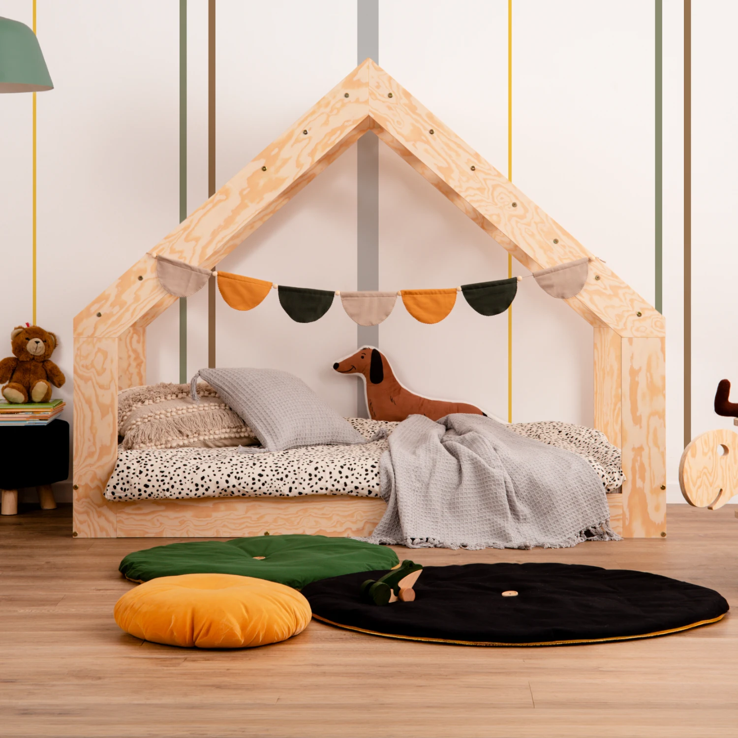 Lit cabane en bois pour enfant structure basse avec sommier MOON G Montessori